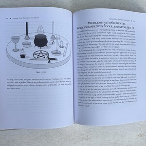 Pode incluir: Um livro aberto com um diagrama de uma configura&ccedil;&atilde;o de altar, incluindo um caldeir&atilde;o, c&aacute;lices, velas e um pentagrama. O texto discute correspond&ecirc;ncias elementais e ferramentas para pr&aacute;ticas de bruxaria.