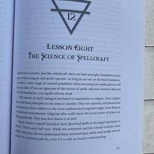 Pode incluir: P&aacute;gina de livro aberta com texto e um s&iacute;mbolo. O t&iacute;tulo "Lesson Eight" &eacute; seguido por "The Science of Spellcraft". Um tri&acirc;ngulo com uma linha e o n&uacute;mero 12 est&aacute; no topo. O texto discute feiti&ccedil;os e bruxaria.