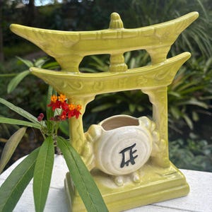 Jardinera japonesa antigua con puerta Torii de Maddux of California, década de 1970