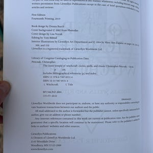 Pode incluir: P&aacute;gina de livro aberta com texto de "The Outer Temple of Witchcraft: Circles, Spells, and Rituals" de Christopher Penczak. Inclui informa&ccedil;&otilde;es de publica&ccedil;&atilde;o, detalhes e n&uacute;meros ISBN. Impresso nos EUA.