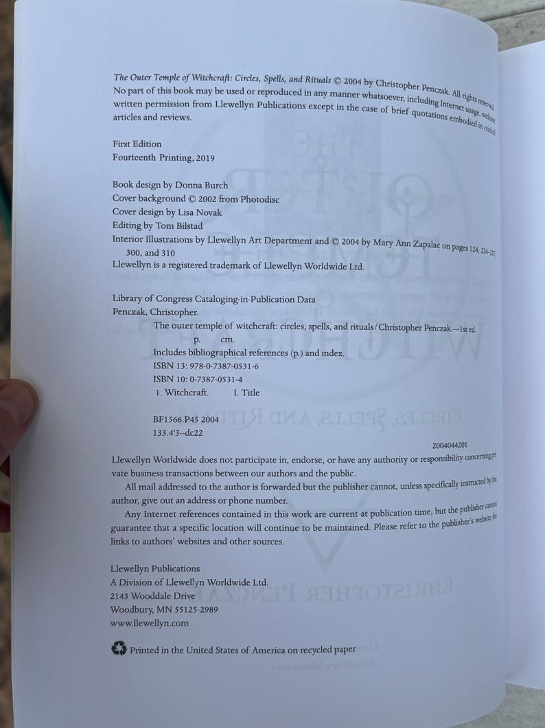 Pode incluir: P&aacute;gina de livro aberta com texto de "The Outer Temple of Witchcraft: Circles, Spells, and Rituals" de Christopher Penczak. Inclui informa&ccedil;&otilde;es de publica&ccedil;&atilde;o, detalhes e n&uacute;meros ISBN. Impresso nos EUA.