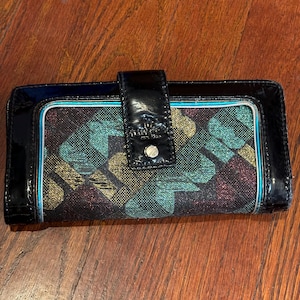 Cartera de diseñador vintage L.A.M.B. de Gwen Stefani en charol y brillo multicolor, estilo chequera, de la década de 2000