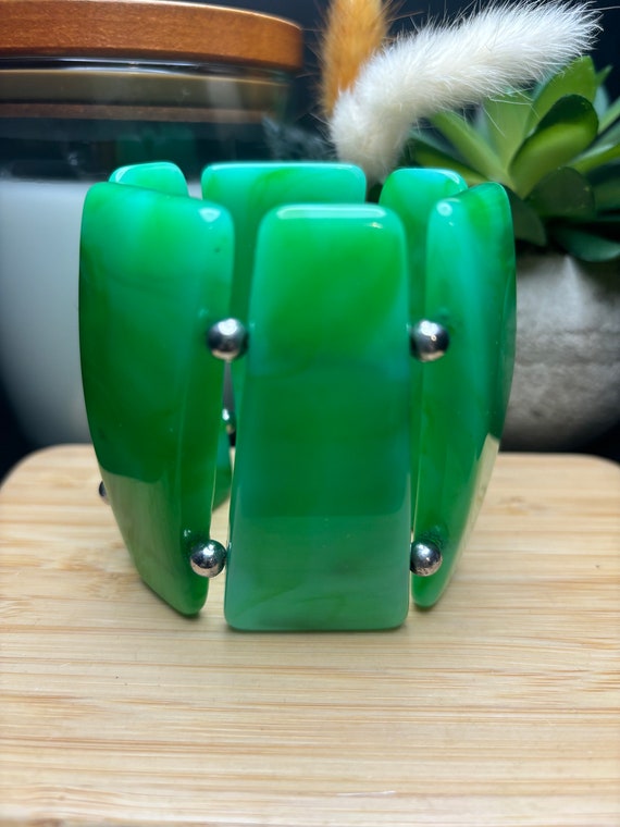 Lucite Green Vintage Marbled Stretch Bangle. Vinta