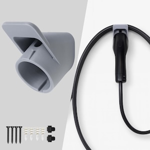 Puede incluir: Un soporte gris para cable de carga con un diseño curvo, un cable de carga negro y un juego de tornillos. El soporte está diseñado para montarse en una pared y mantener el cable organizado.