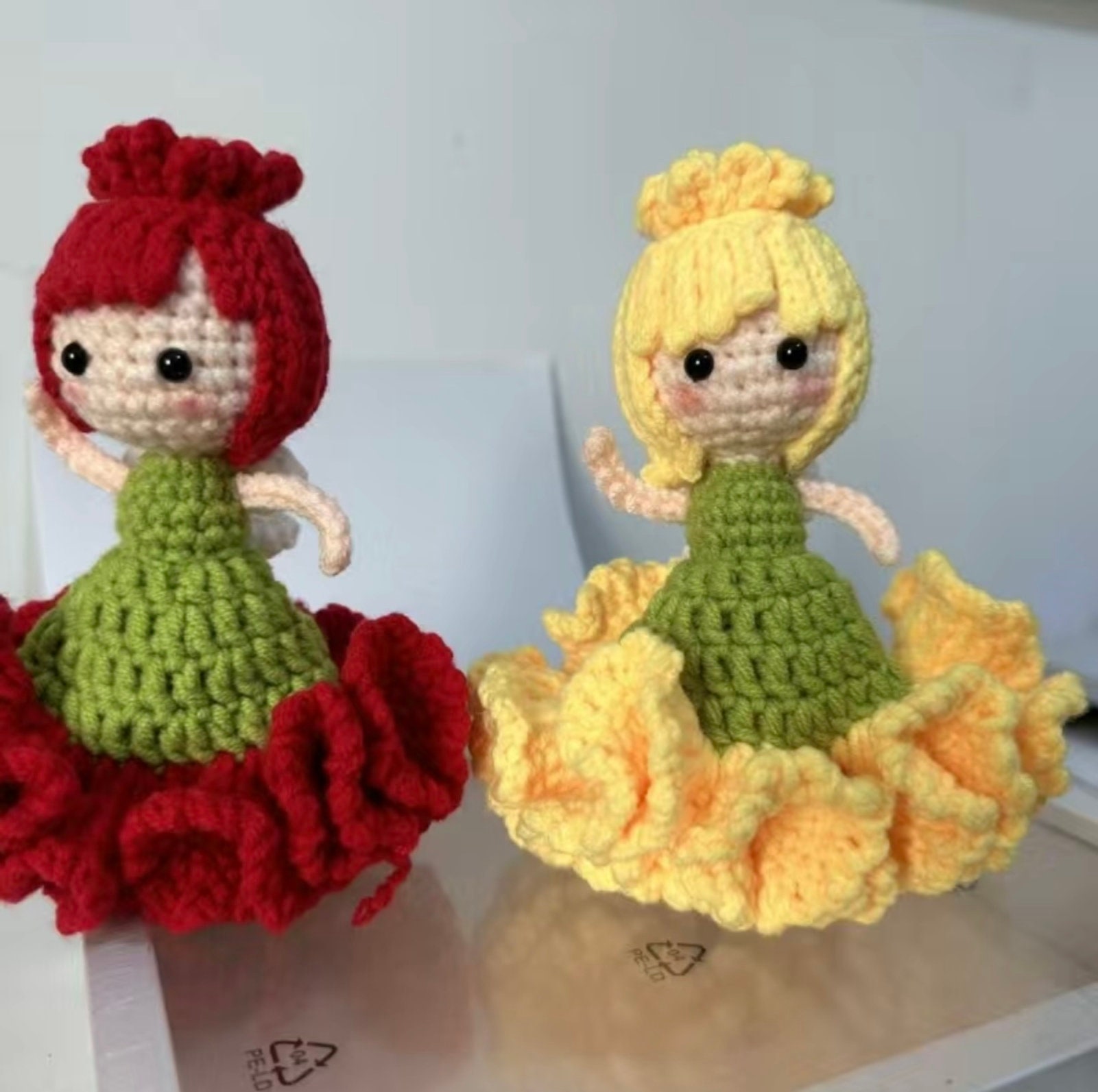 かぎ針編みのカーネーションの花の妖精のパターン：リバーシブル人形