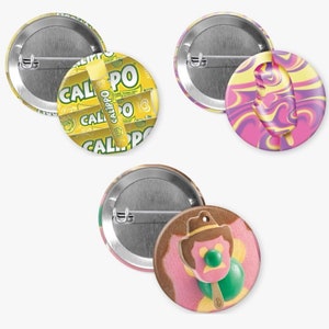 Puede incluir: Tres botones redondos con diferentes diseños. El primer botón presenta un envoltorio de helado Calippo amarillo y verde. El segundo botón presenta un diseño de espiral de color rosa, amarillo y morado. El tercer botón presenta un helado rosa y marrón con un sombrero verde y una nariz verde.