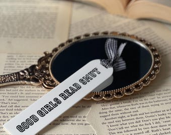 Le brave ragazze leggono segnalibri osceni, segnalibri personalizzati, regali personalizzati, regali per gli amanti dei libri, accessori per libri, regali per lei, regali libreschi