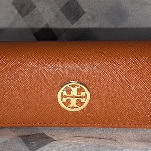 Tory Burch Étui à lunettes de soleil en cuir orange triangle doré à pression magnétique et logo