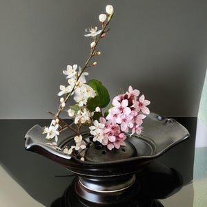 Zwarte keramische vaas, handgemaakt, designvaas, decor, keramisch schip, Ikebana-vaas, sculpturale vintage Japanse vaas, studioaardewerk, gesigneerd