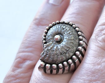 Anello in pirite e ammonite fossile di design OOAK, gioiello importante in argento sterling