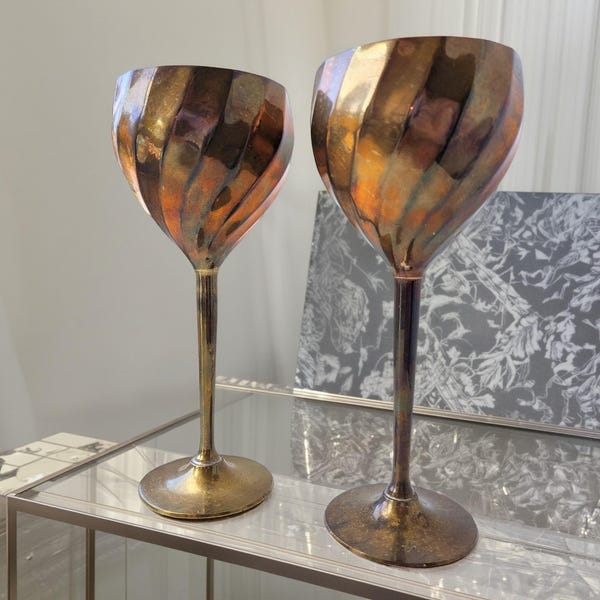 Juego de copas/portavelas de bronce vintage con acabado en tono campana, estilo mediados de siglo, con pátina iridiscente.