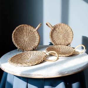 Set van 4 serveerschalen van geweven natuurlijk rotan, ronde rieten manden met handgrepen uit de jaren 60, boho natuurlijk interieur, collectie rieten dienbladen