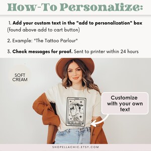 Puede incluir: Una camiseta blanca con una ilustraci&oacute;n en blanco y negro de una m&aacute;quina de tatuaje y el texto "The Ink Slinger". La camiseta la lleva puesta una persona con un sombrero marr&oacute;n y una chaqueta marr&oacute;n. El texto "Personalizar con tu propio texto" est&aacute; en un cuadro blanco con un contorno negro.