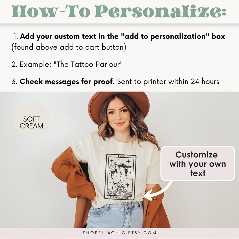 Puede incluir: Una camiseta blanca con una ilustraci&oacute;n en blanco y negro de una m&aacute;quina de tatuaje y el texto "The Ink Slinger". La camiseta la lleva puesta una persona con un sombrero marr&oacute;n y una chaqueta marr&oacute;n. El texto "Personalizar con tu propio texto" est&aacute; en un cuadro blanco con un contorno negro.