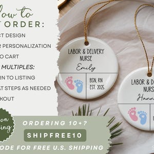 K&ouml;nnte beinhalten: Zwei wei&szlig;e Keramikornamente mit goldenen Aufh&auml;ngeschn&uuml;ren. Jedes Ornament ist f&uuml;r eine Hebamme mit Namen, Qualifikationen und einem Jahr personalisiert. Eines hat rosa und blaue Babyf&uuml;&szlig;e.