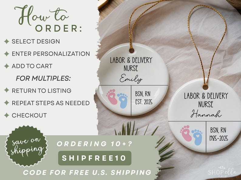 K&ouml;nnte beinhalten: Zwei wei&szlig;e Keramikornamente mit goldenen Aufh&auml;ngeschn&uuml;ren. Jedes Ornament ist f&uuml;r eine Hebamme mit Namen, Qualifikationen und einem Jahr personalisiert. Eines hat rosa und blaue Babyf&uuml;&szlig;e.