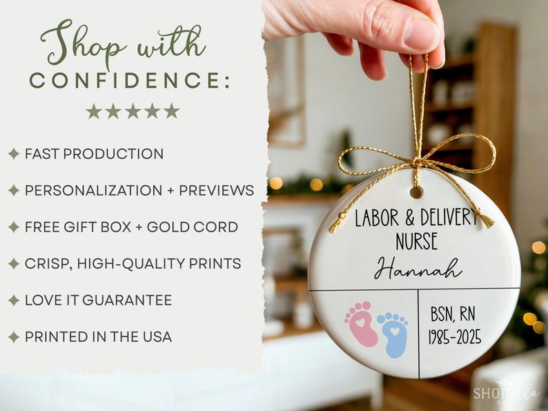 K&ouml;nnte beinhalten: Ein wei&szlig;es Keramikornament mit einer goldenen Kordel, mit dem Text "LABOR & DELIVERY NURSE Hannah" und Babyf&uuml;&szlig;en. Das Ornament enth&auml;lt auch den Text "BSN, RN 1985-2025".