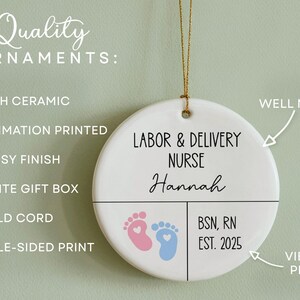K&ouml;nnte beinhalten: Ein 7,6 cm gro&szlig;er Keramikschmuck mit gl&auml;nzendem Finish, mit dem Text "Labor & Delivery Nurse Hannah" und Babyf&uuml;&szlig;en. Enth&auml;lt eine goldene Kordel zum Aufh&auml;ngen. Der Schmuck ist einseitig bedruckt.