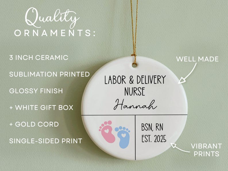 K&ouml;nnte beinhalten: Ein 7,6 cm gro&szlig;er Keramikschmuck mit gl&auml;nzendem Finish, mit dem Text "Labor & Delivery Nurse Hannah" und Babyf&uuml;&szlig;en. Enth&auml;lt eine goldene Kordel zum Aufh&auml;ngen. Der Schmuck ist einseitig bedruckt.