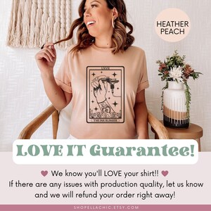 Puede incluir: Una camiseta de color melocot&oacute;n con una ilustraci&oacute;n en blanco y negro de una m&aacute;quina de tatuaje y el texto "LXVII THE INK SLINGER". La camiseta est&aacute; puesta en una persona y el texto "LOVE IT Guarantee!" est&aacute; en la parte inferior de la imagen.