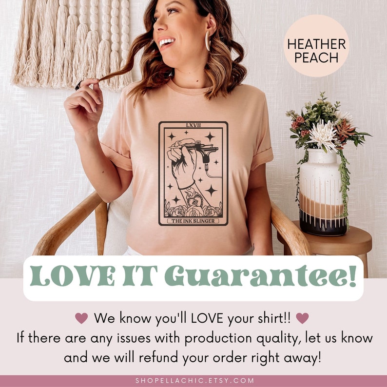 Puede incluir: Una camiseta de color melocot&oacute;n con una ilustraci&oacute;n en blanco y negro de una m&aacute;quina de tatuaje y el texto "LXVII THE INK SLINGER". La camiseta est&aacute; puesta en una persona y el texto "LOVE IT Guarantee!" est&aacute; en la parte inferior de la imagen.