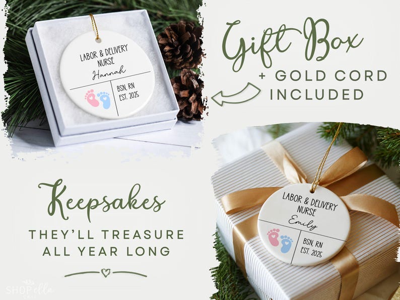 K&ouml;nnte beinhalten: Wei&szlig;er Keramikschmuck mit goldener Kordel, mit dem Text "Labor & Delivery Nurse" und einem Namen, sowie rosa und blaue Fu&szlig;abdr&uuml;cke. Der Schmuck befindet sich in einer Geschenkbox und auf einem verpackten Geschenk.