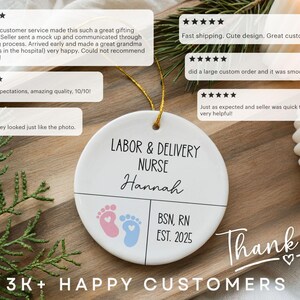 K&ouml;nnte beinhalten: Ein wei&szlig;es Keramikornament mit dem Text "LABOR & DELIVERY NURSE Hannah" und Babyfu&szlig;abdr&uuml;cken. Das Ornament enth&auml;lt auch "BSN, RN EST. 2025". Der Hintergrund enth&auml;lt Kundenbewertungen und die Worte "Thank you" und "3K+ HAPPY CUSTOMERS".