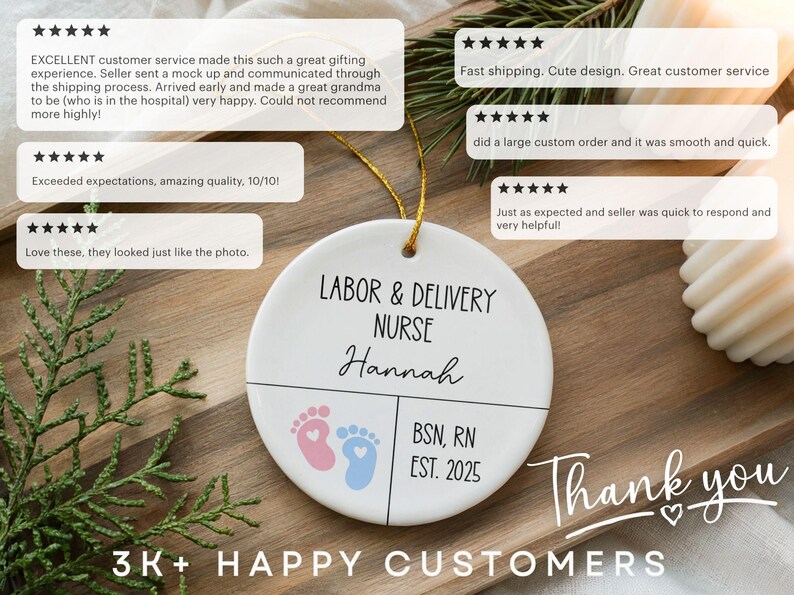 K&ouml;nnte beinhalten: Ein wei&szlig;es Keramikornament mit dem Text "LABOR & DELIVERY NURSE Hannah" und Babyfu&szlig;abdr&uuml;cken. Das Ornament enth&auml;lt auch "BSN, RN EST. 2025". Der Hintergrund enth&auml;lt Kundenbewertungen und die Worte "Thank you" und "3K+ HAPPY CUSTOMERS".