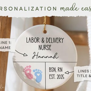 K&ouml;nnte beinhalten: Wei&szlig;es Keramikornament mit dem Text "LABOR & DELIVERY NURSE Hannah" und "BSN, RN EST. 2025". Das Ornament zeigt rosa und blaue Babyf&uuml;&szlig;e. Der Text "PERSONALIZATION made easy!" steht oben.