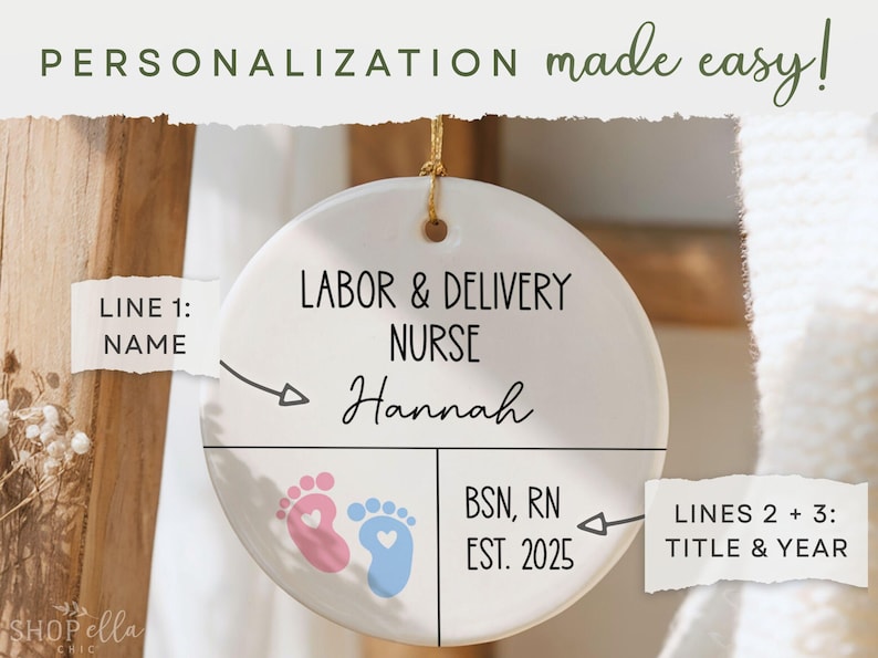 K&ouml;nnte beinhalten: Wei&szlig;es Keramikornament mit dem Text "LABOR & DELIVERY NURSE Hannah" und "BSN, RN EST. 2025". Das Ornament zeigt rosa und blaue Babyf&uuml;&szlig;e. Der Text "PERSONALIZATION made easy!" steht oben.