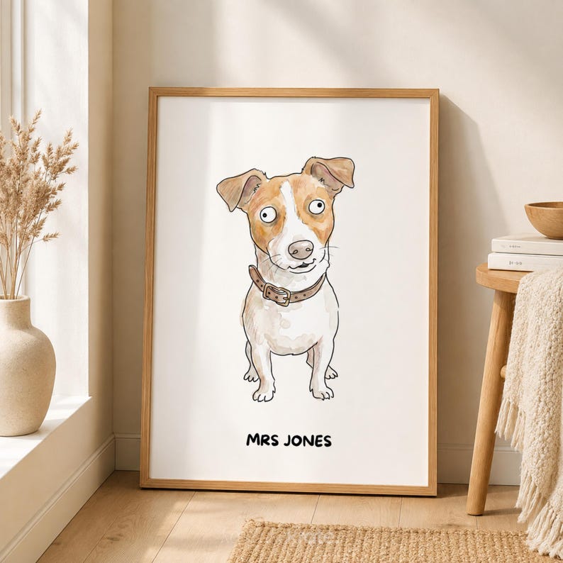 Puede incluir: Una l&aacute;mina de arte enmarcada con una ilustraci&oacute;n estilo acuarela de un perro blanco y marr&oacute;n con ojos grandes y un collar marr&oacute;n. El perro est&aacute; centrado sobre un fondo blanco con el texto MRS JONES impreso en negro debajo de la ilustraci&oacute;n.