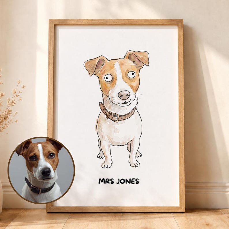 Puede incluir: Una l&aacute;mina de arte enmarcada que presenta una ilustraci&oacute;n al estilo acuarela de un Jack Russell Terrier con pelaje marr&oacute;n y blanco, que lleva un collar marr&oacute;n. Debajo del perro, el texto MRS JONES est&aacute; impreso en una fuente negra, negrita y sin remates.