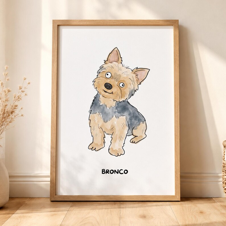 Puede incluir: Una l&aacute;mina de arte enmarcada que presenta una ilustraci&oacute;n estilo acuarela de un perro Yorkshire Terrier de color beige y gris. El perro aparece sentado con una expresi&oacute;n curiosa. El nombre BRONCO est&aacute; impreso en letras may&uacute;sculas negras.