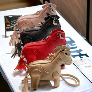 Sac pour femme drôle à la mode et mignon dessin animé 3D sac poney créatif sac à bandoulière tendance avec gland image 2