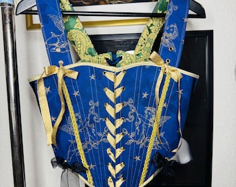 Wendbares Korsett mit goldenen Engeln auf blauem Grund, wendbar mit grünem Jacquard.