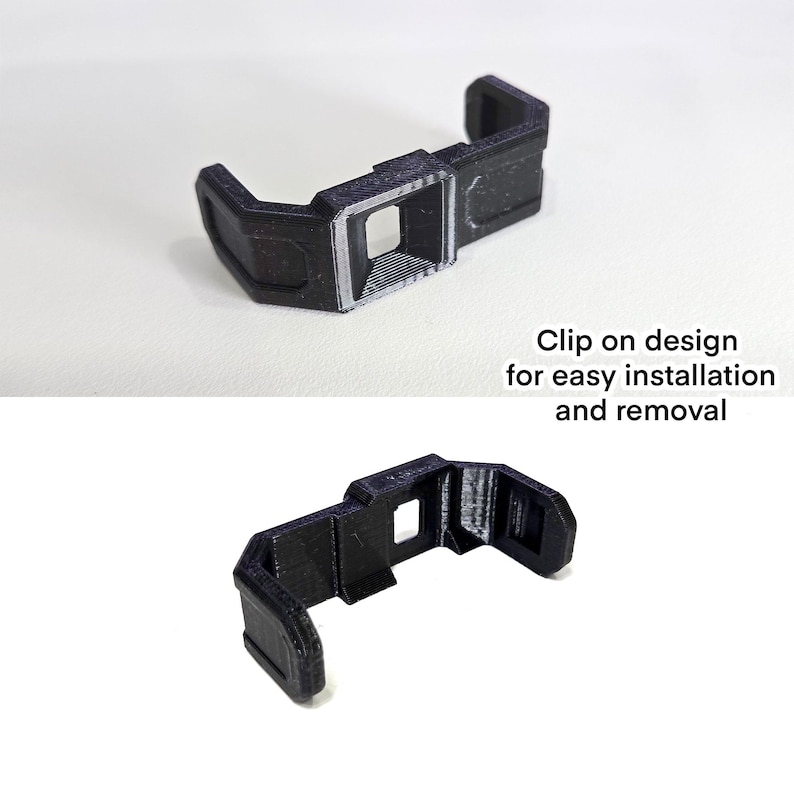 Pu&ograve; includere: Una clip nera a forma di U stampata in 3D con un'apertura quadrata centrale e bracci laterali angolati. Il testo "Clip on design for easy installation and removal" &egrave; stampato accanto all'oggetto, mostrato da due diverse angolazioni.