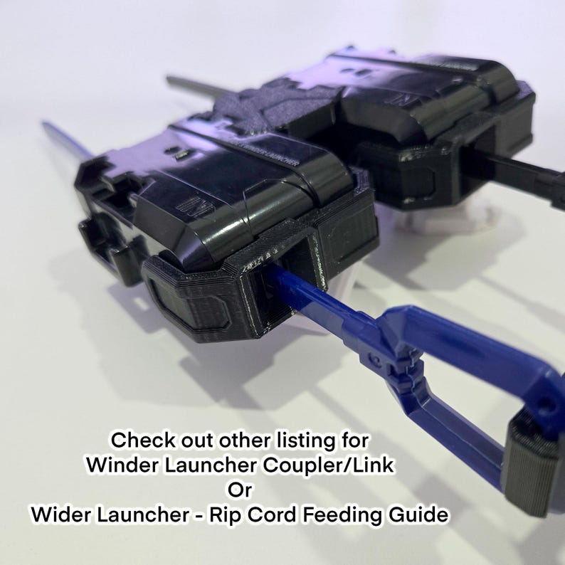 Pu&ograve; includere: Due lanciatori a corda in plastica nera con una corda in plastica blu inserita in uno di essi. Il testo sull'immagine recita: Check out other listing for Winder Launcher Coupler/Link Or Wider Launcher - Rip Cord Feeding Guide.