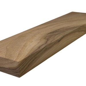 Könnte beinhalten: Ein rechteckiges Holzbrett in natürlicher, hellbrauner Farbe. Die Maserung des Holzes ist sichtbar. Die Kanten sind sauber geschnitten. Dieses Brett ist wahrscheinlich für Holzbearbeitungs- oder Bauprojekte bestimmt.