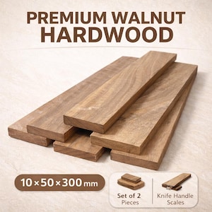 Könnte beinhalten: Mehrere rechteckige Walnussholzbretter sind gestapelt. Die Bretter haben eine warme braune Farbe und sichtbare Holzmaserung. Der Text oben lautet "PREMIUM WALNUT HARDWOOD." Die Abmessungen betragen 10 x 50 x 300 mm.