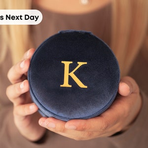 Aangepaste initiaal rond reissieradendoosje, fluwelen doos met NIET-PEELING gouden aangepaste tekst | Gepersonaliseerde cadeaus voor bruidsmeisjes | Kerstcadeau