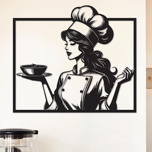 Può includere: Arte da parete in bianco e nero con uno chef che tiene in mano una ciotola e un piatto. L'immagine include una macchina per il caffè, ciotole di legno con cibo e una piccola pianta. Lo chef indossa un cappello alto e un'uniforme.