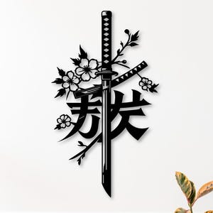 Może przedstawiać: Czarna metalowa grafika ścienna przedstawiająca miecz katana z kwiatowymi akcentami i japońskimi znakami. Grafika jest zamontowana na białej ścianie nad drewnianym stołem konsolowym z krzesłem i małym stolikiem bocznym.