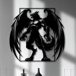 Puede incluir: Arte de pared de metal negro con un lobo estilizado con alas. El lobo está representado en una pose feroz con las alas extendidas. El arte está enmarcado en un cuadrado negro.