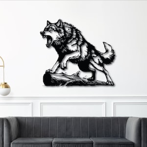 Puede incluir: Arte mural de metal negro que representa un lobo aullando sobre un tronco. El lobo est&aacute; aullando, con la boca abierta. La obra de arte est&aacute; montada en una pared blanca sobre un sof&aacute; gris.