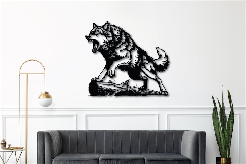 Puede incluir: Arte mural de metal negro que representa un lobo aullando sobre un tronco. El lobo est&aacute; aullando, con la boca abierta. La obra de arte est&aacute; montada en una pared blanca sobre un sof&aacute; gris.
