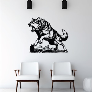 Puede incluir: Arte mural de metal negro que representa un lobo aullando sobre un tronco. El lobo est&aacute; representado en un dise&ntilde;o detallado y estilizado. La obra de arte est&aacute; montada en una pared blanca, con dos sillas y una peque&ntilde;a mesa debajo.