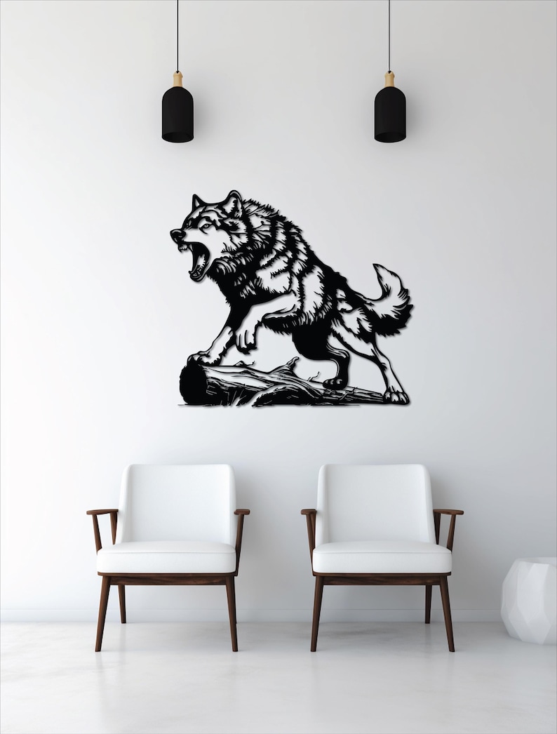 Puede incluir: Arte mural de metal negro que representa un lobo aullando sobre un tronco. El lobo est&aacute; representado en un dise&ntilde;o detallado y estilizado. La obra de arte est&aacute; montada en una pared blanca, con dos sillas y una peque&ntilde;a mesa debajo.