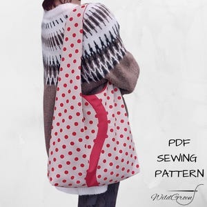 Op de afbeelding: Een beige draagtas met rode stippen en een rode streep over de voorkant. De tas wordt over de schouder gedragen. Tekst op de afbeelding luidt "PDF SEWING PATTERN" en "WildGreen".