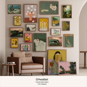 Puede incluir: Una pared de galería con impresiones artísticas enmarcadas en varios tamaños y estilos. La obra de arte incluye pinturas de una cebra en una bañera, una gallina con polluelos y una mujer leyendo. El texto en la pared dice "THE MUSIC SOUNDS BETTER WITH YOU" y "JUST A GIRL WHO LOVES TO SWIM."