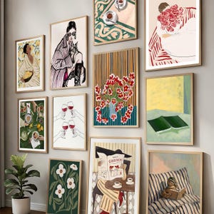 Può includere: Una collezione di stampe artistiche incorniciate in vari stili, tra cui disegni floreali, astratti e figurativi. La tavolozza dei colori comprende sfumature di verde, rosso, giallo e marrone. Alcune stampe presentano figure, altre nature morte.